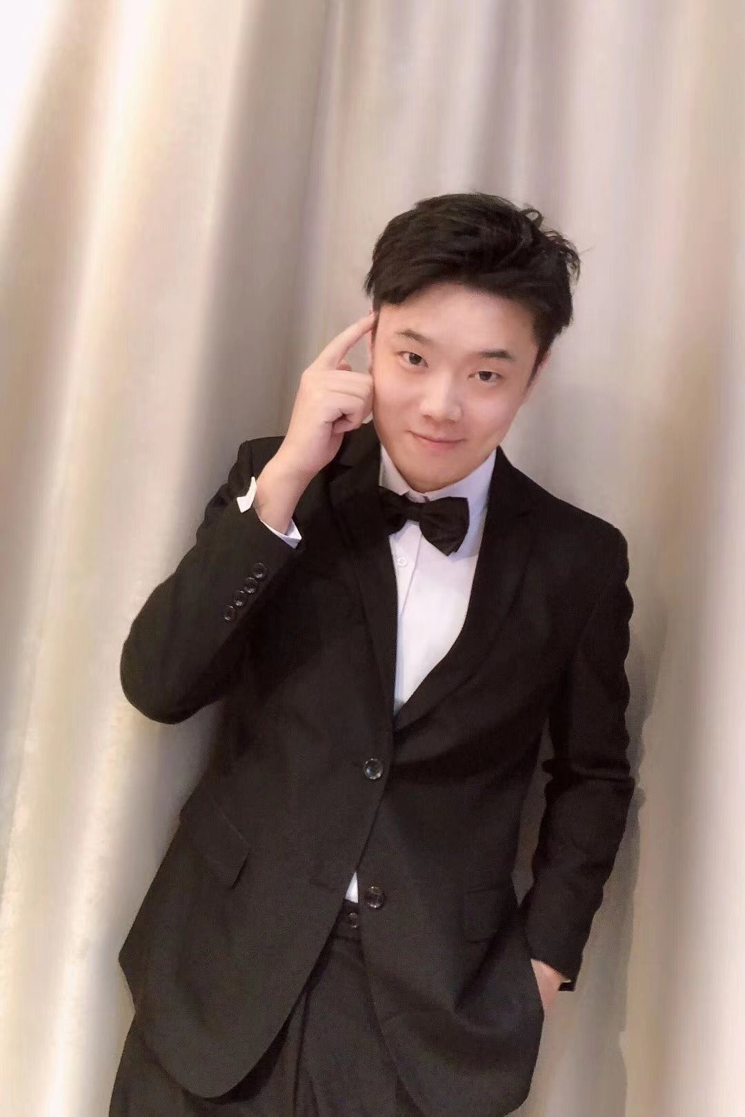  p>张彦(张突然),中国服装设计师,三寸盛京华服品牌创始人,中国服装