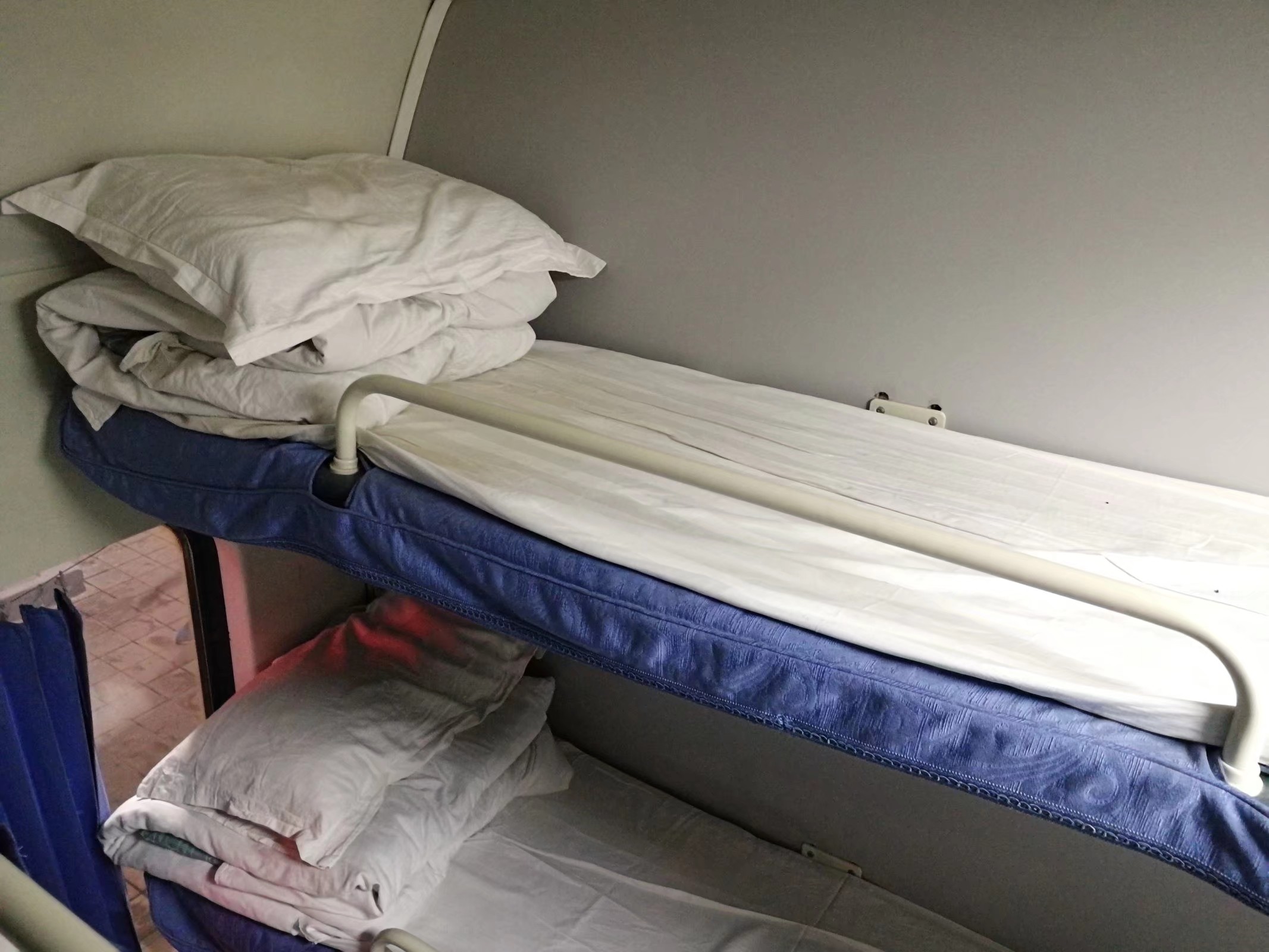 " data-lemmaid="22367922">交通运输工具 /a>内安置的一种小型床位