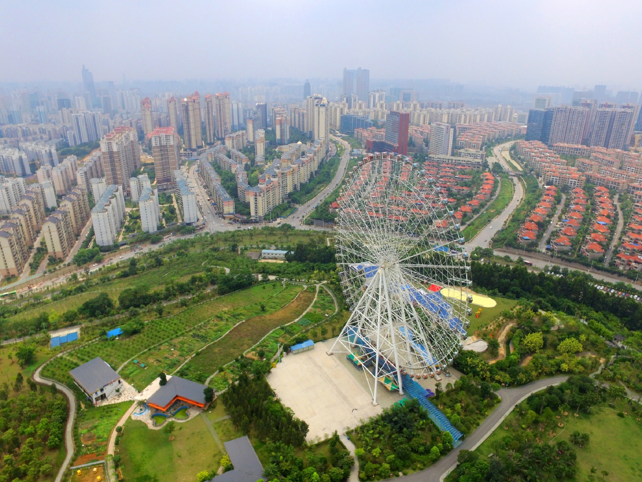  p>南宁凤岭儿童公园是重金打造广西最大的陆地和水上的综合性休闲