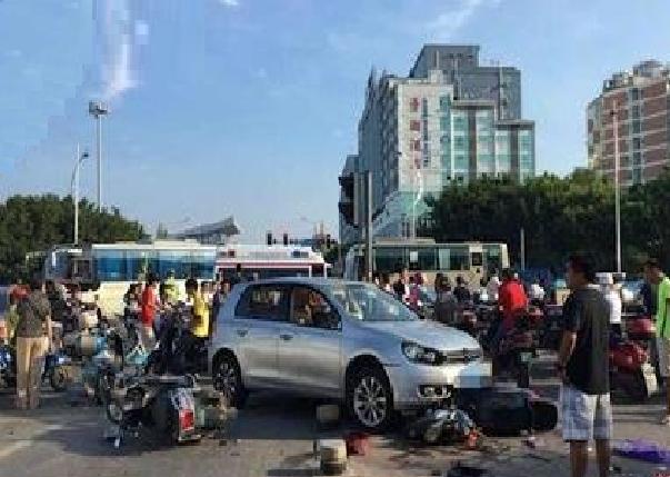 该轿车碰撞5辆非机动车,一名行人