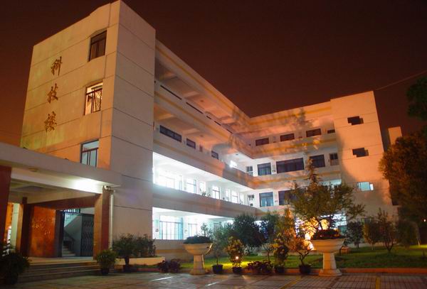 p>江苏省苏苑高级中学(suyuan senior high school)简称"苑中,是一
