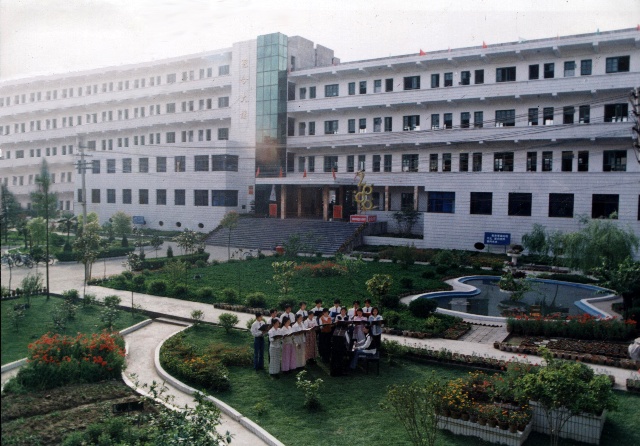  p>洪湖市文泉中学创建于1981年9月, /p> p>学校师资力量雄厚,具有