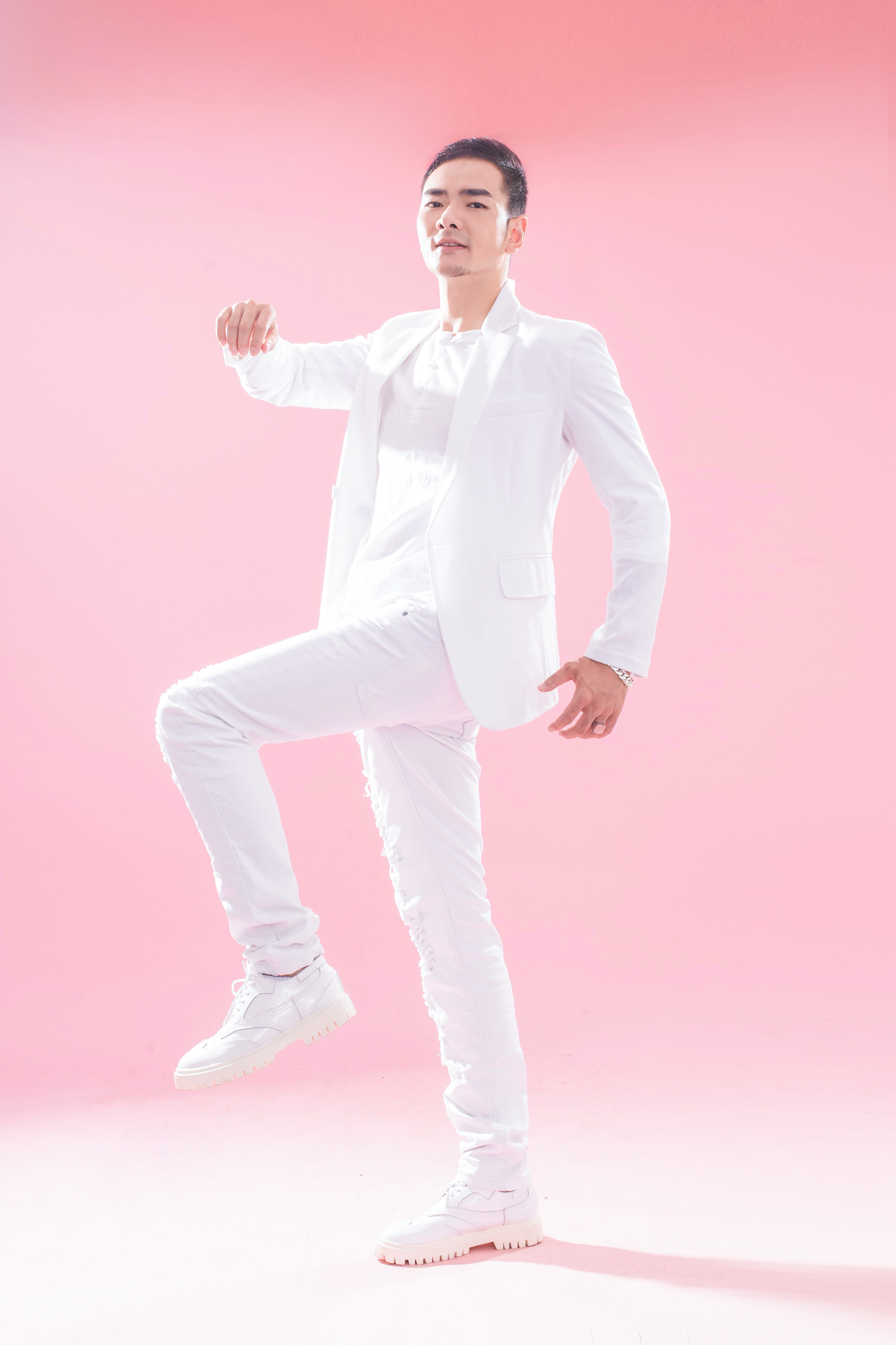  p>王鹏,1985年9月11日出生于西安,中国内地男歌手,音乐人.