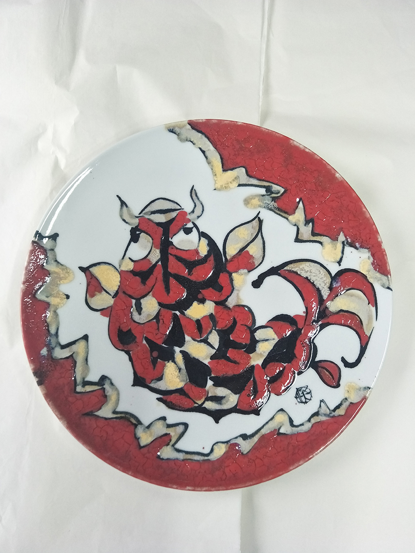 毕业于上海市工艺美术学校,任上海文艺出版社美术编辑,东华大学服装与