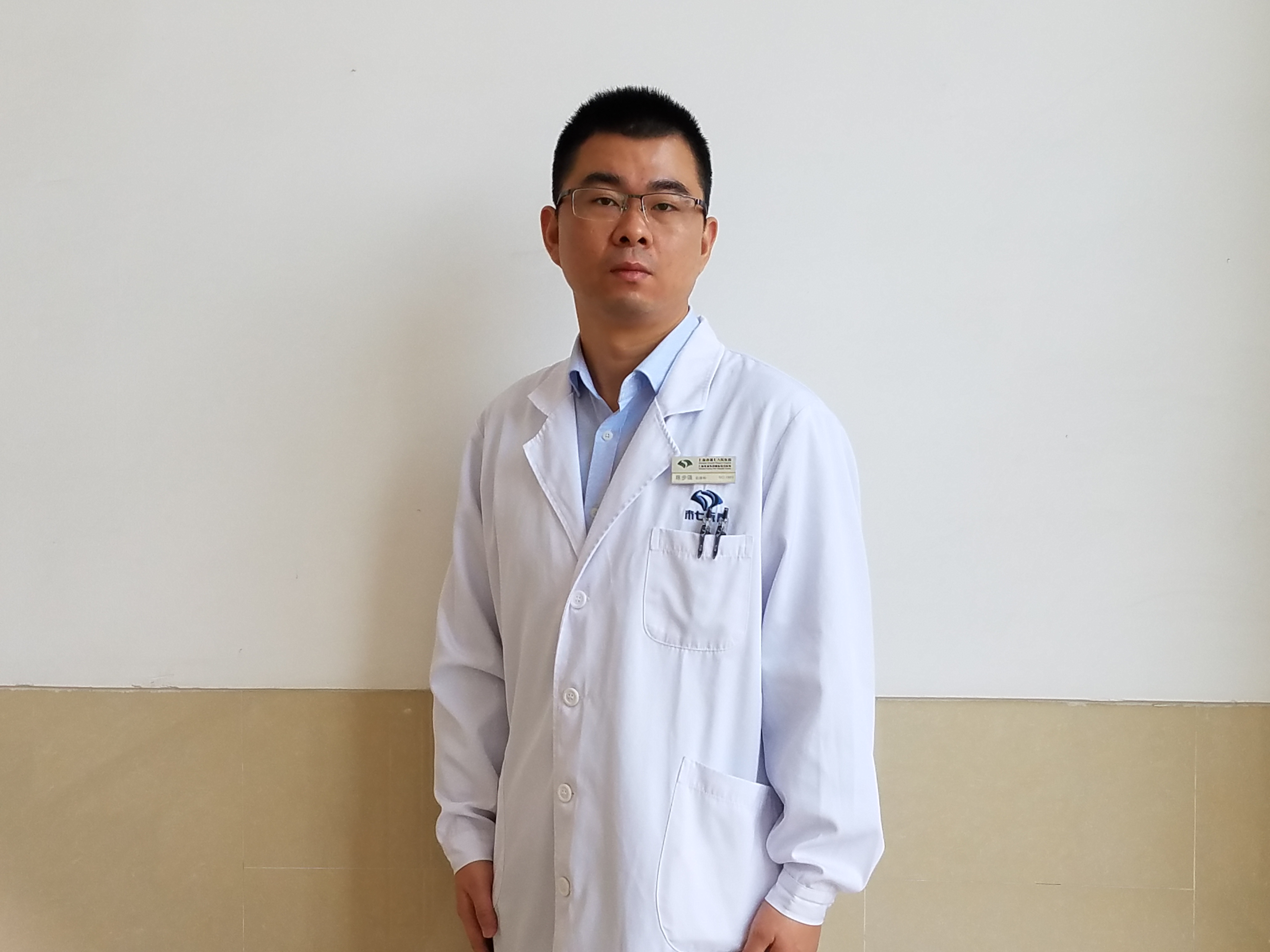 陈步强,男,主治医师,硕士研究生学历,同等