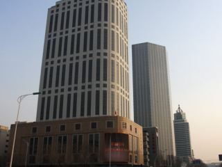  p>天津鑫银大厦雄踞城市涉外商务区中心,写字楼主楼高达166米.
