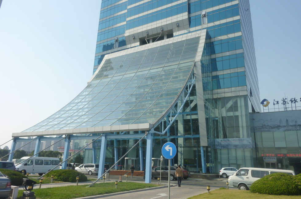  p>金桥大厦位于上海虹桥开发区.