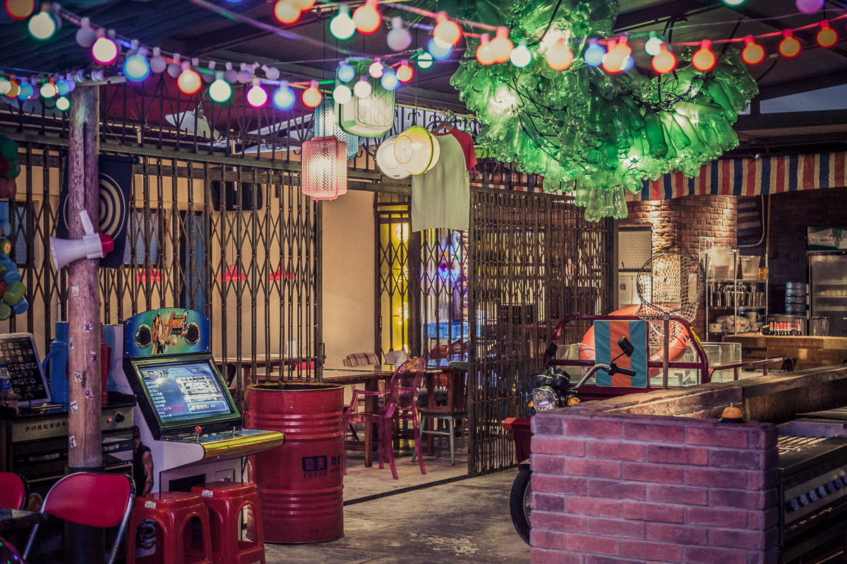 现代家居中的餐厅正日益成为重要的活动场所,布置好餐厅,既能创造一个