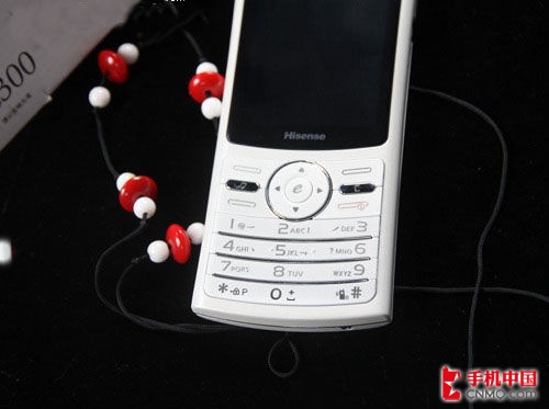 海信e300是一款外型非常简约,时尚的手机,它定位的主要人群是初级的3g
