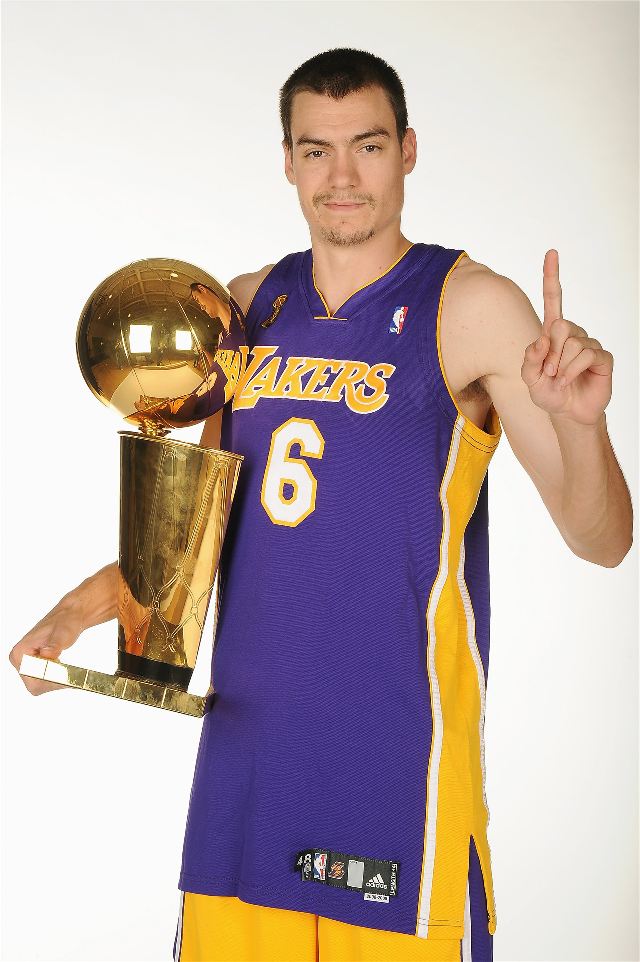  p>亚当·莫里森(adam morrison),1984年7月19日出生于美国 a href="