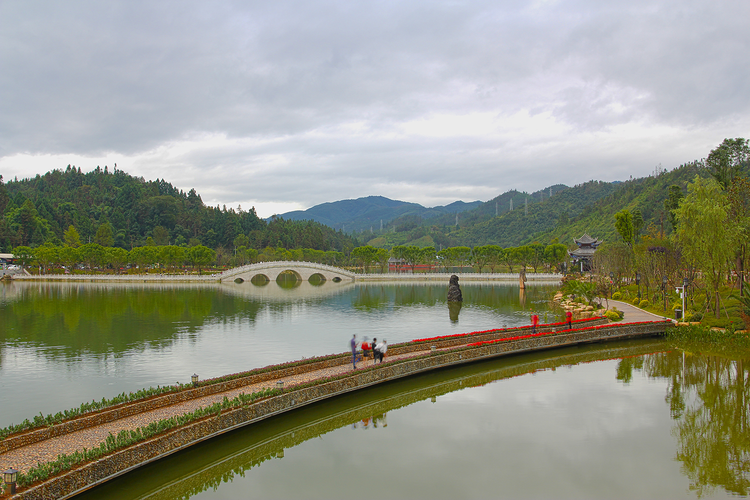  p>龙陵龙山湖位于云南省龙陵县龙山镇,于2017年5月1日建成对外开放