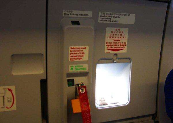 在飞机上,安全门是一个主要的门口,有利于在遇到紧急事故时放下逃生