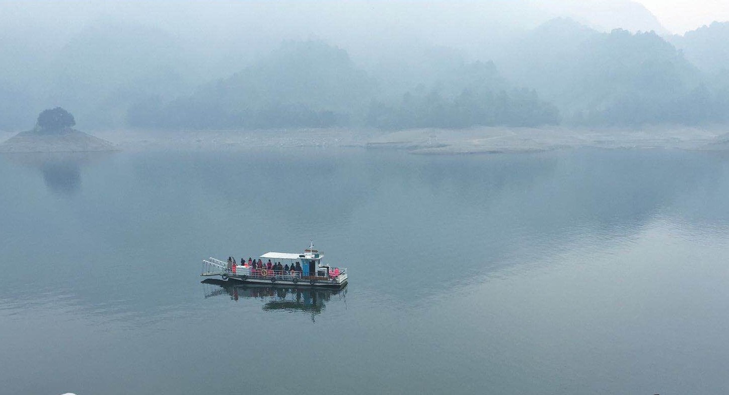 位于湖南省桃江县城南约35公里处,由桃花江水库蓄水而成,方圆山水万余