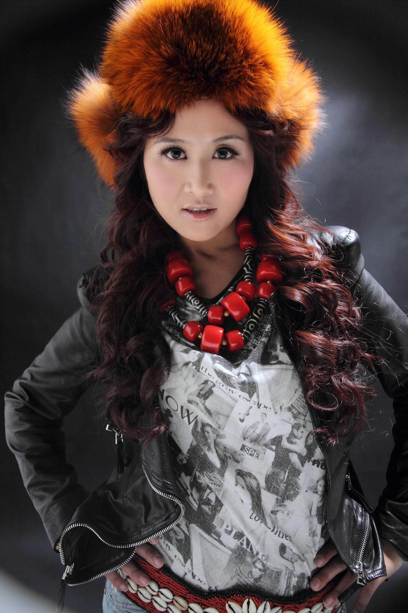 ">《守望你是我的歌》是央金兰泽演唱的歌曲,由冰洁填词,才仁巴桑谱曲