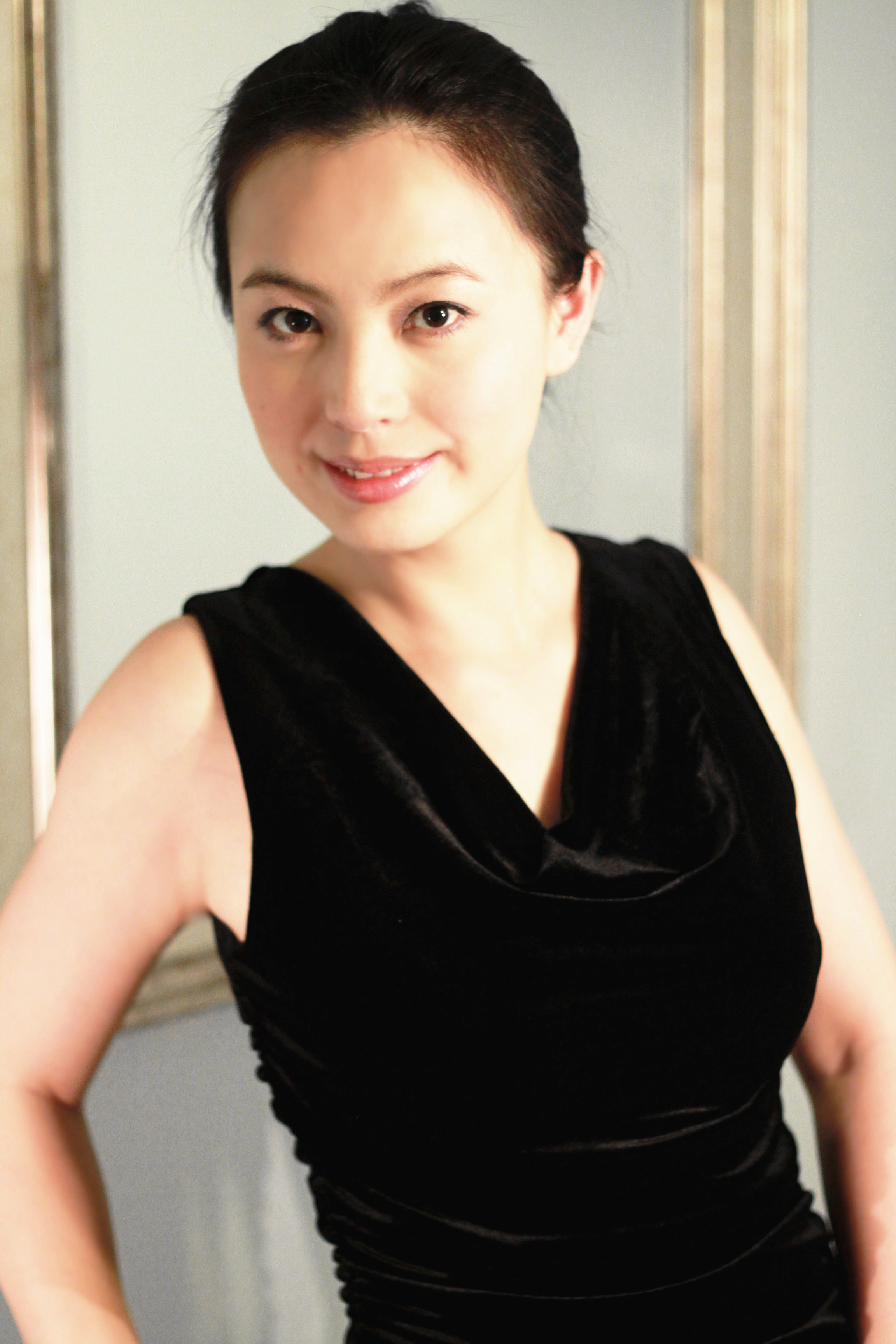 data-lemmaid="2546532">华娱卫视 /a>主持人,2009年到美国,后获得