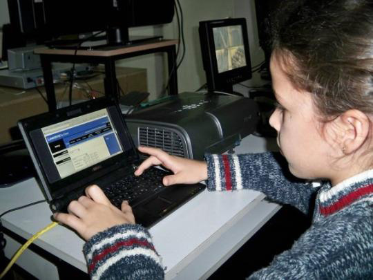 calasan,2001年——)女,北马其顿布莱兹·科内斯基公立学校的一名学生