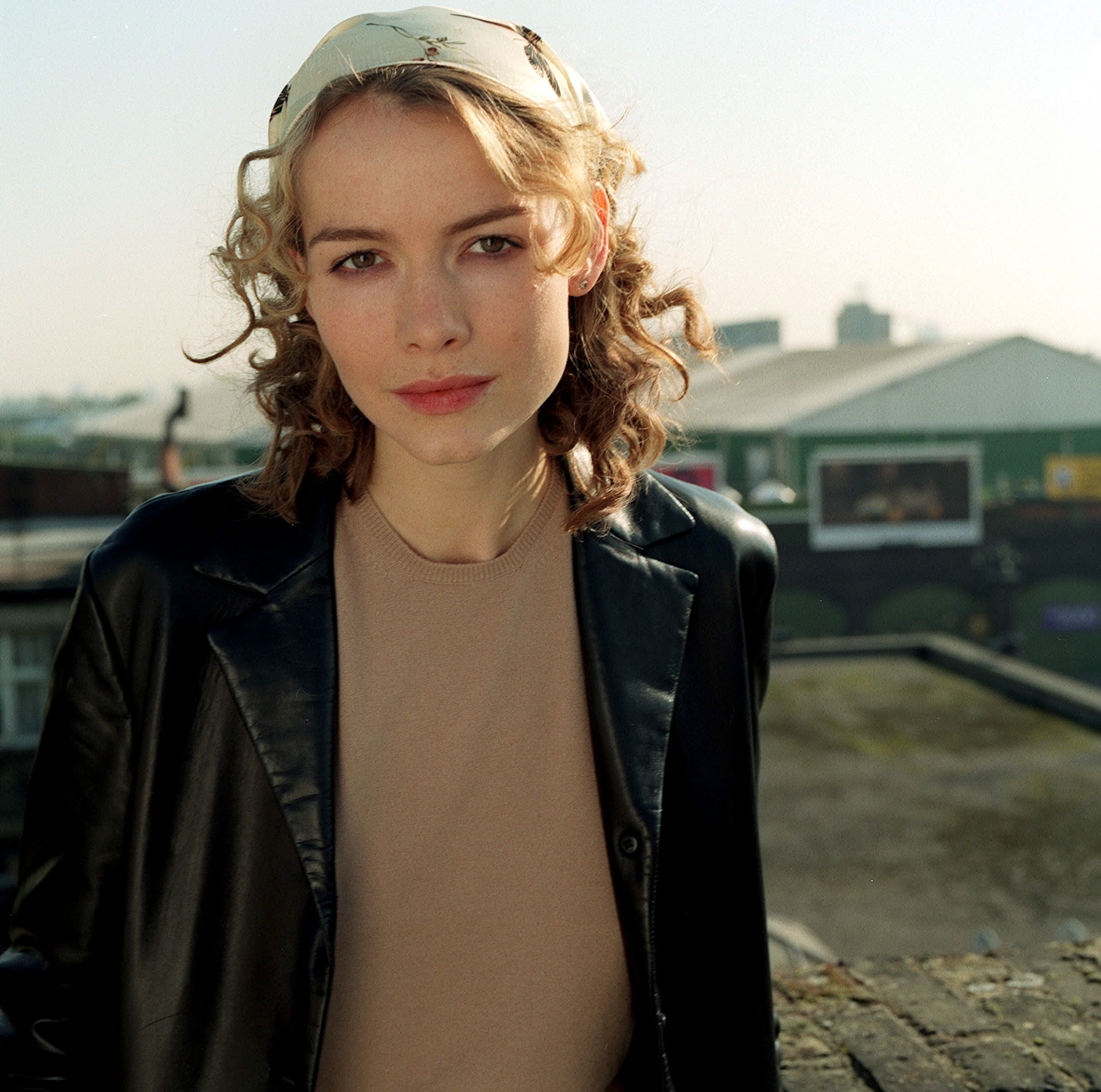  p>萨弗蓉·布罗斯 i>(saffron burrows) /i>,1972年10月22日生于英国