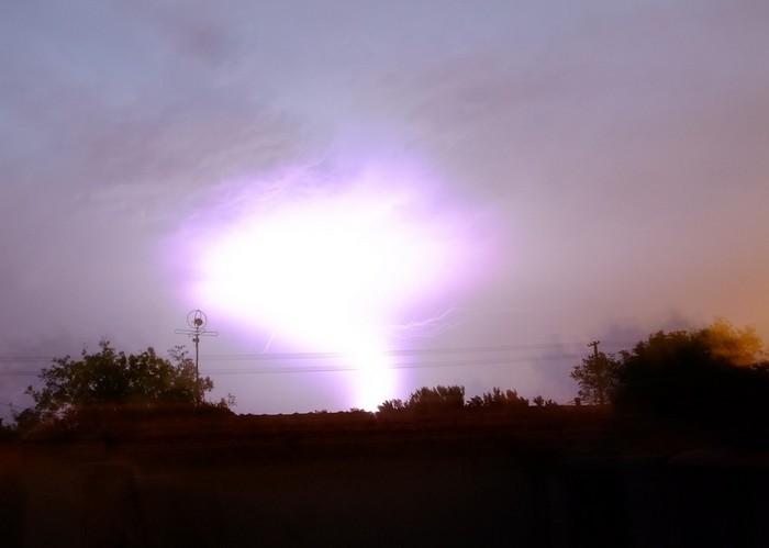  p>球状闪电,俗称滚地雷.