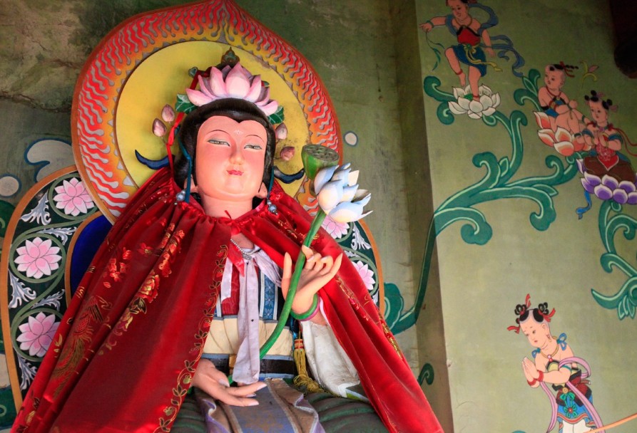 莲山民俗文化指九莲山的民俗文化传统,包含西莲寺,帐书文化,九莲老母