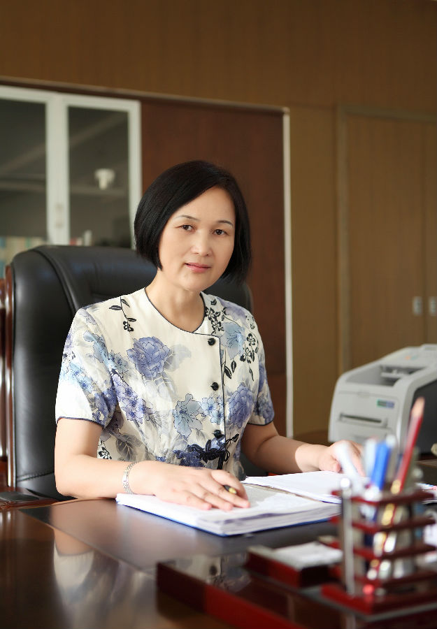 7w8">张荣华,1973年5月--1977年2月 任江苏省盐城市盐城县纺织厂工人