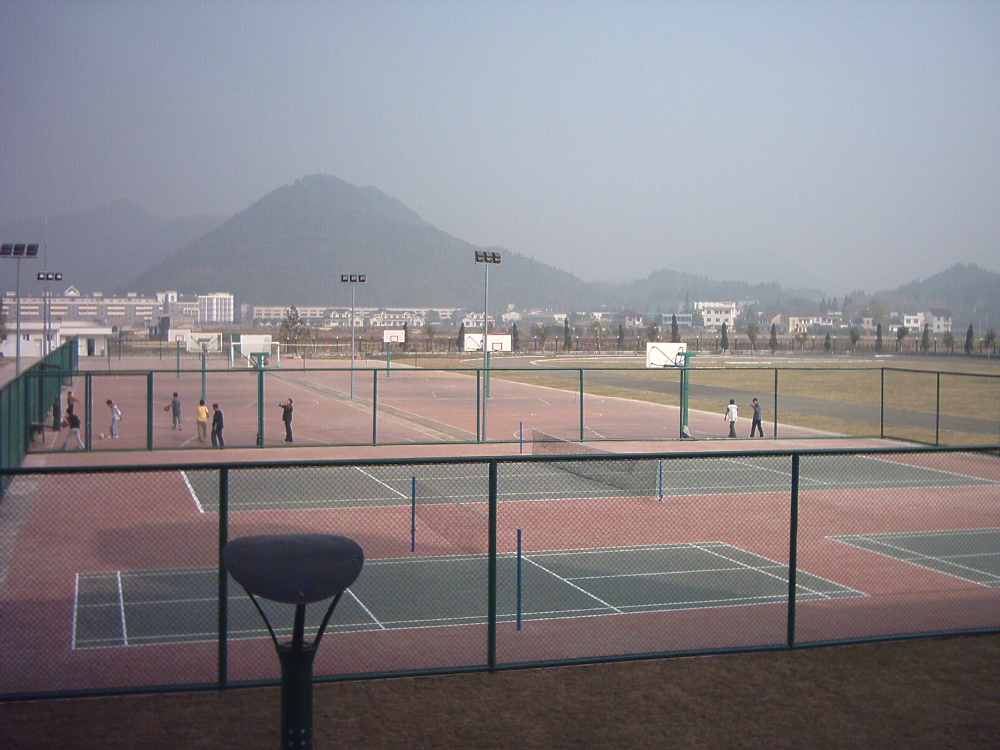  p>安吉县孝丰镇中学创建于上世纪60年代末,前身为孝丰公社中学,坐落