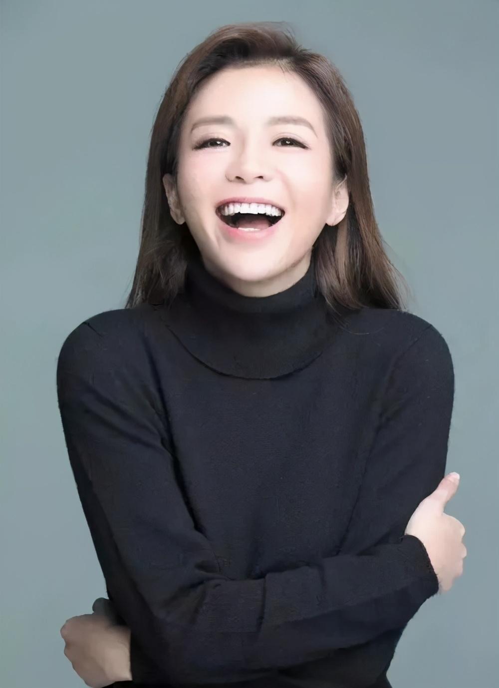 央视美女主播朱迅，对抗病魔16年，光鲜亮丽的背后是怎样的人生_百科TA说
