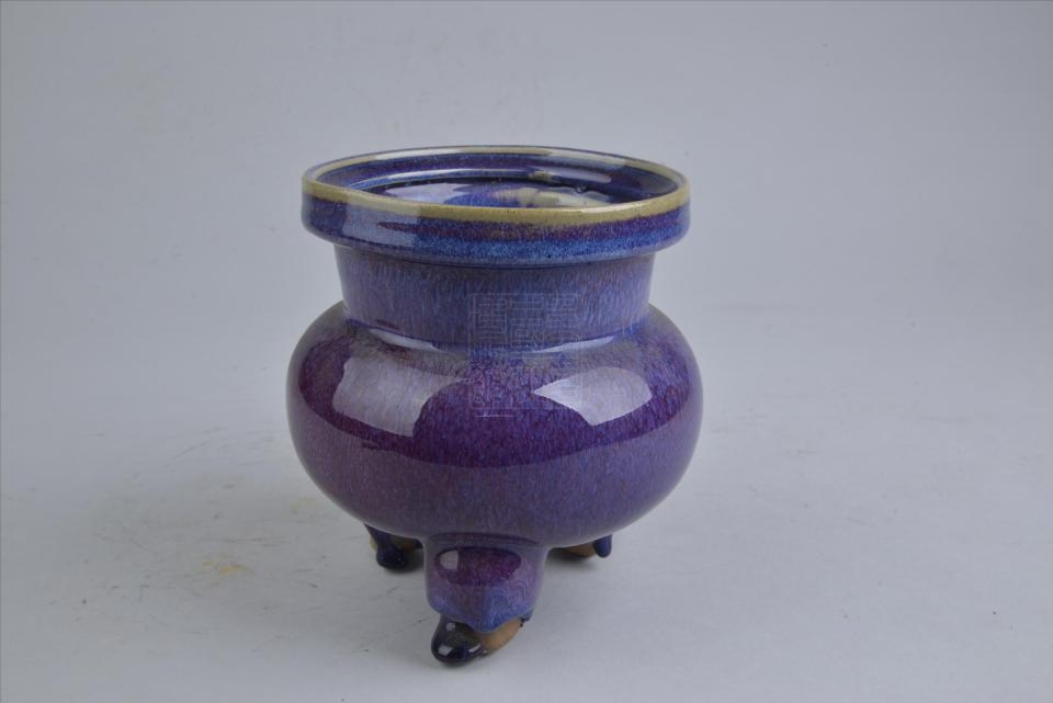 id="gn0jlnwfn9">现代仿钧釉瓷鼎式炉是重庆中国三峡博物馆收藏的瓷器