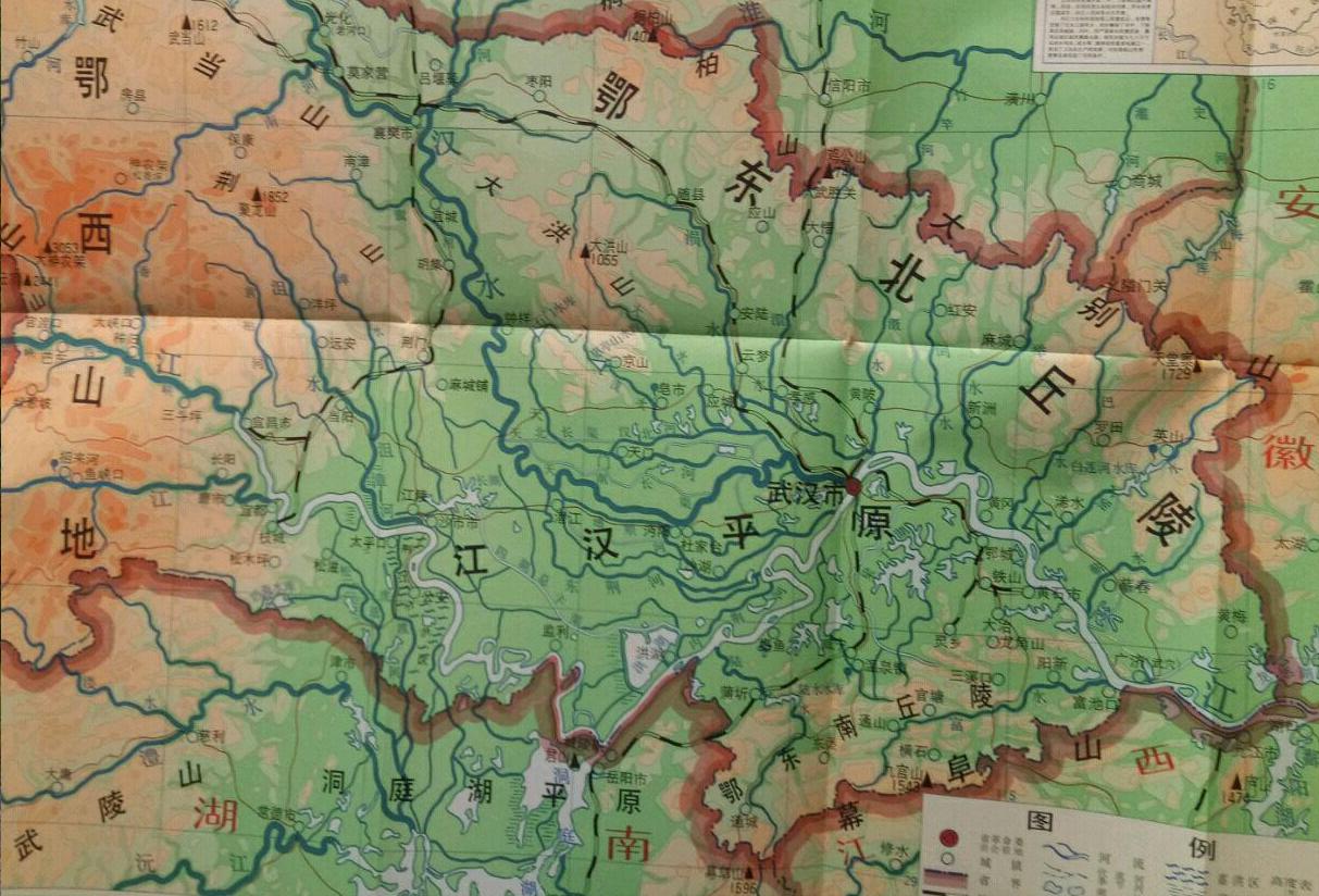 ">两湖平原,位于 a target="_blank" href="/item/两湖盆地/20452537"