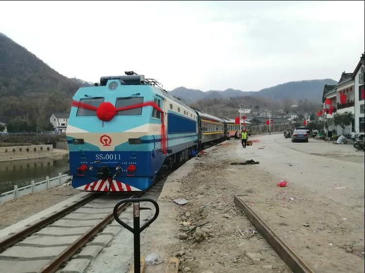  p> b>韶山8型电力机车 /b>(ss8)是 a target="_blank" href="/item