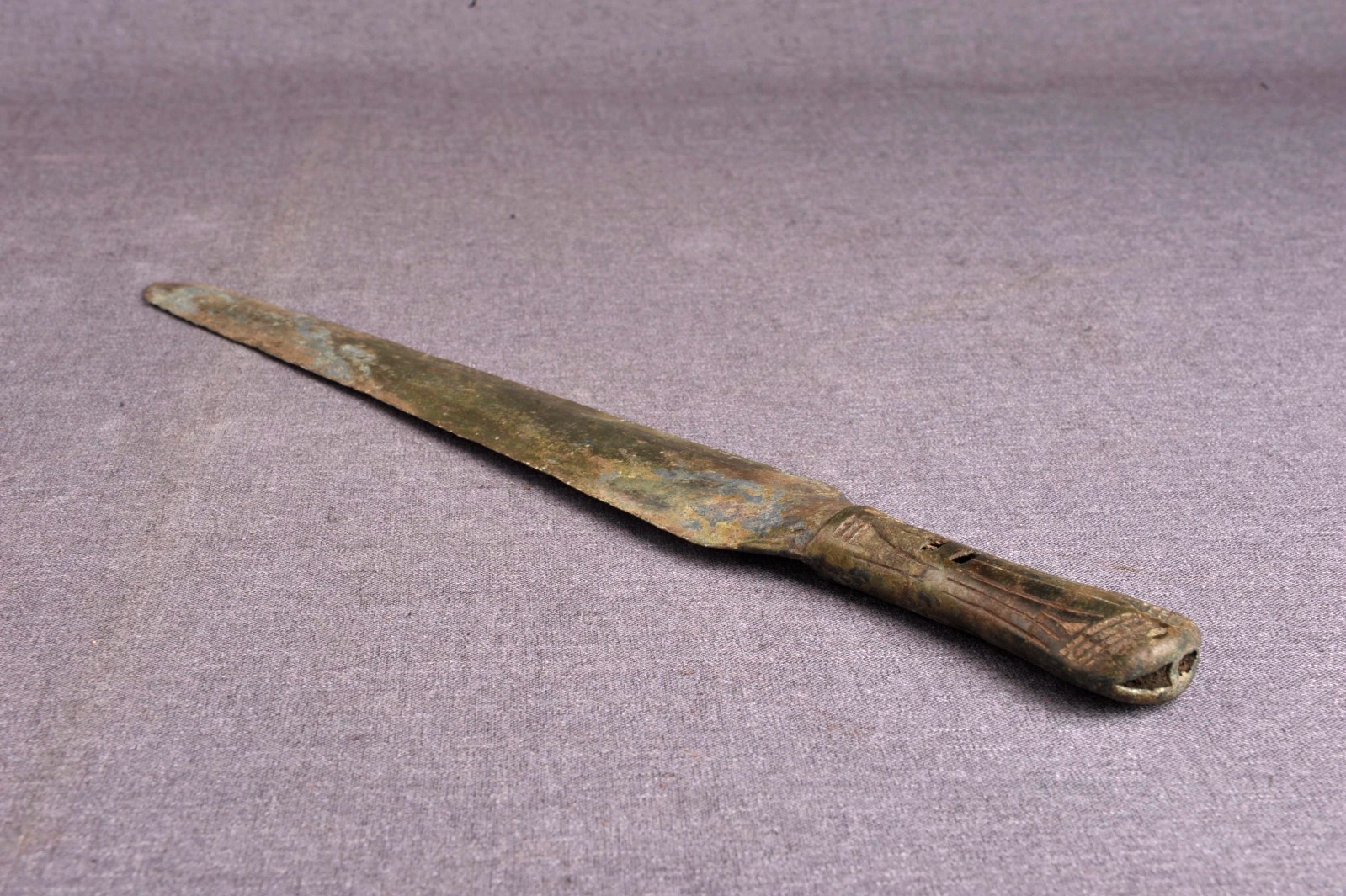 蛇头形茎首无格铜剑