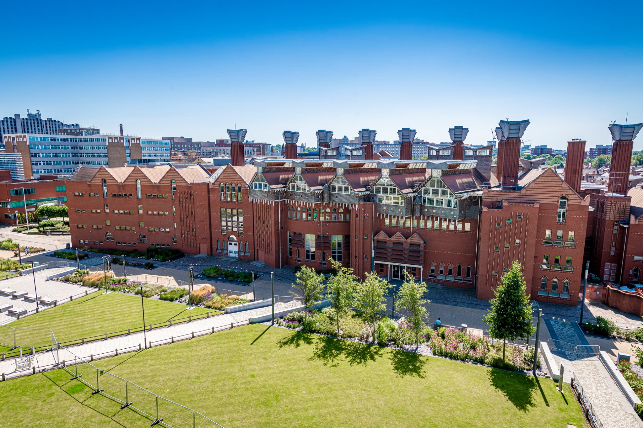  p>德蒙福特大学(de montfort university,简称dmu)坐落在 a target="