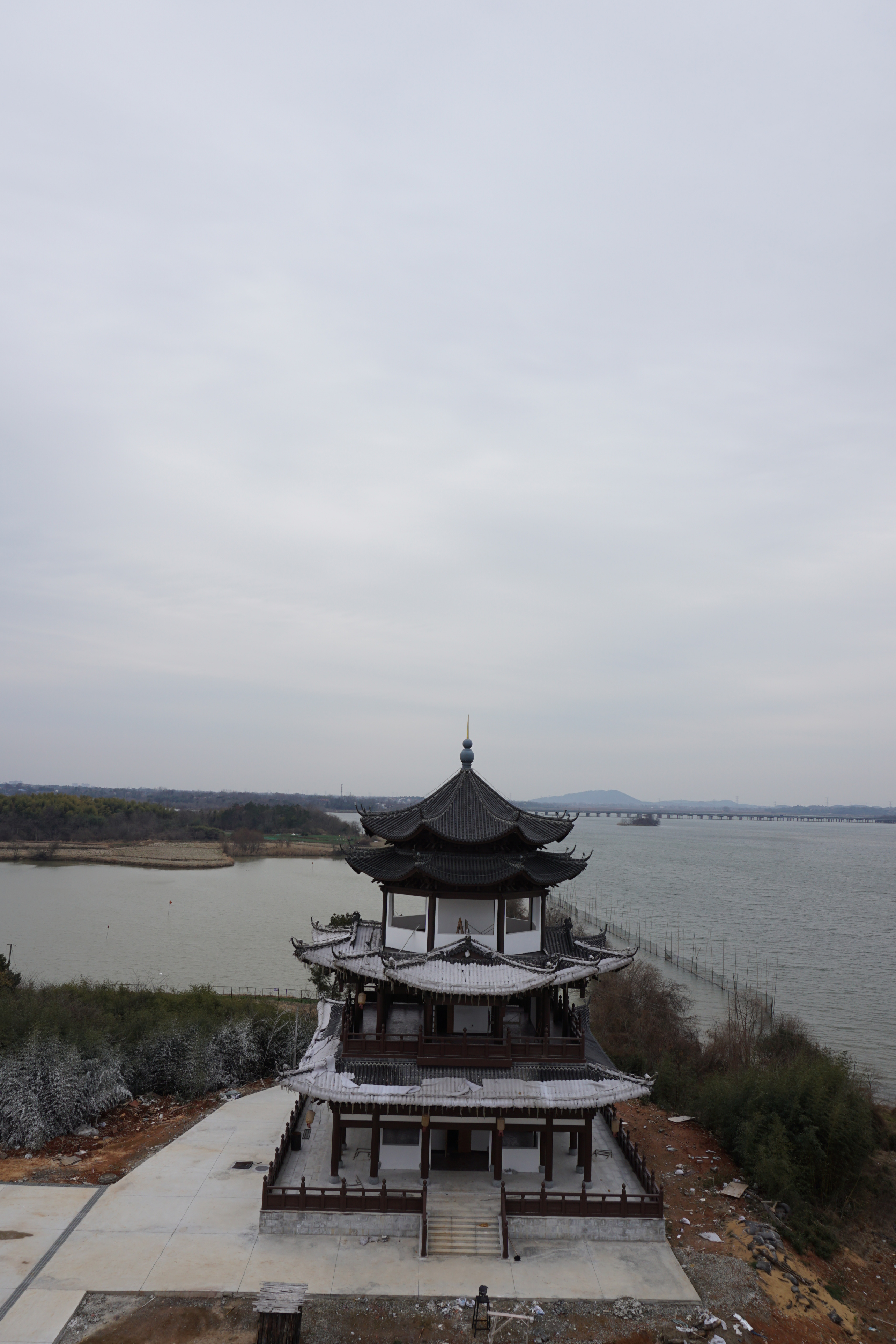  p>三鸦寺湖畔有一千年古寺"三鸦寺",位于安徽省怀宁县金拱镇境内.