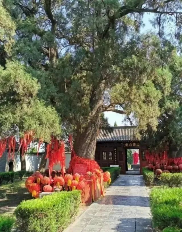  p>韩愈墓,位于河南省孟州市城西6公里韩庄村北半岭坡上,始建于唐敬宗