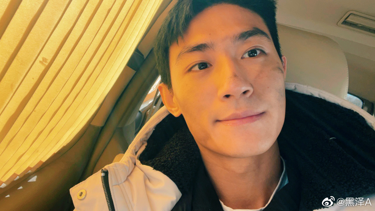 14z">黑泽,原名李泽,1998年9月27日出生于北京市,中国内地影视男演员