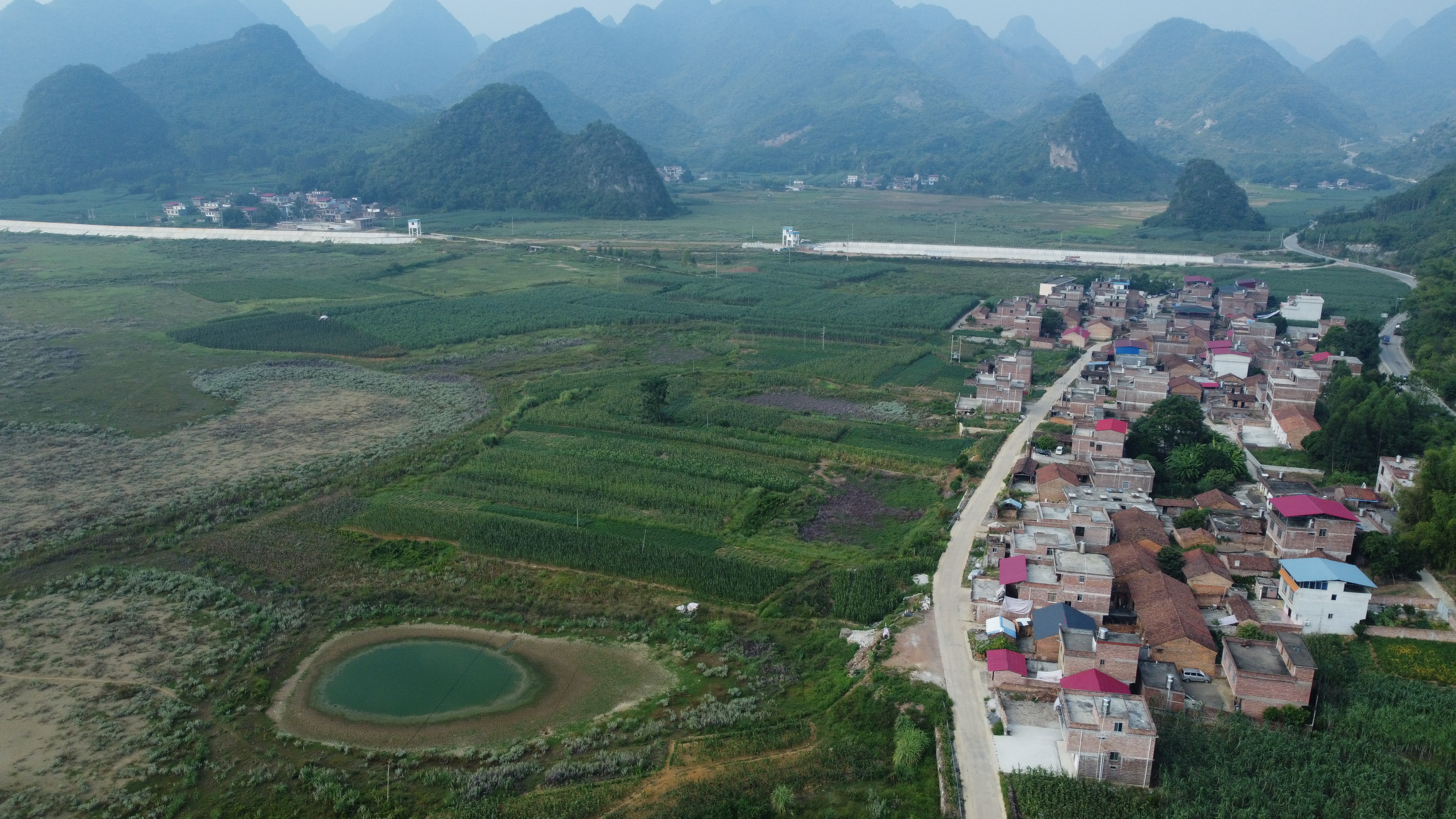  p>高镜村,位于广西壮族自治区来宾市兴宾区平阳镇,全村壮族为主,方言