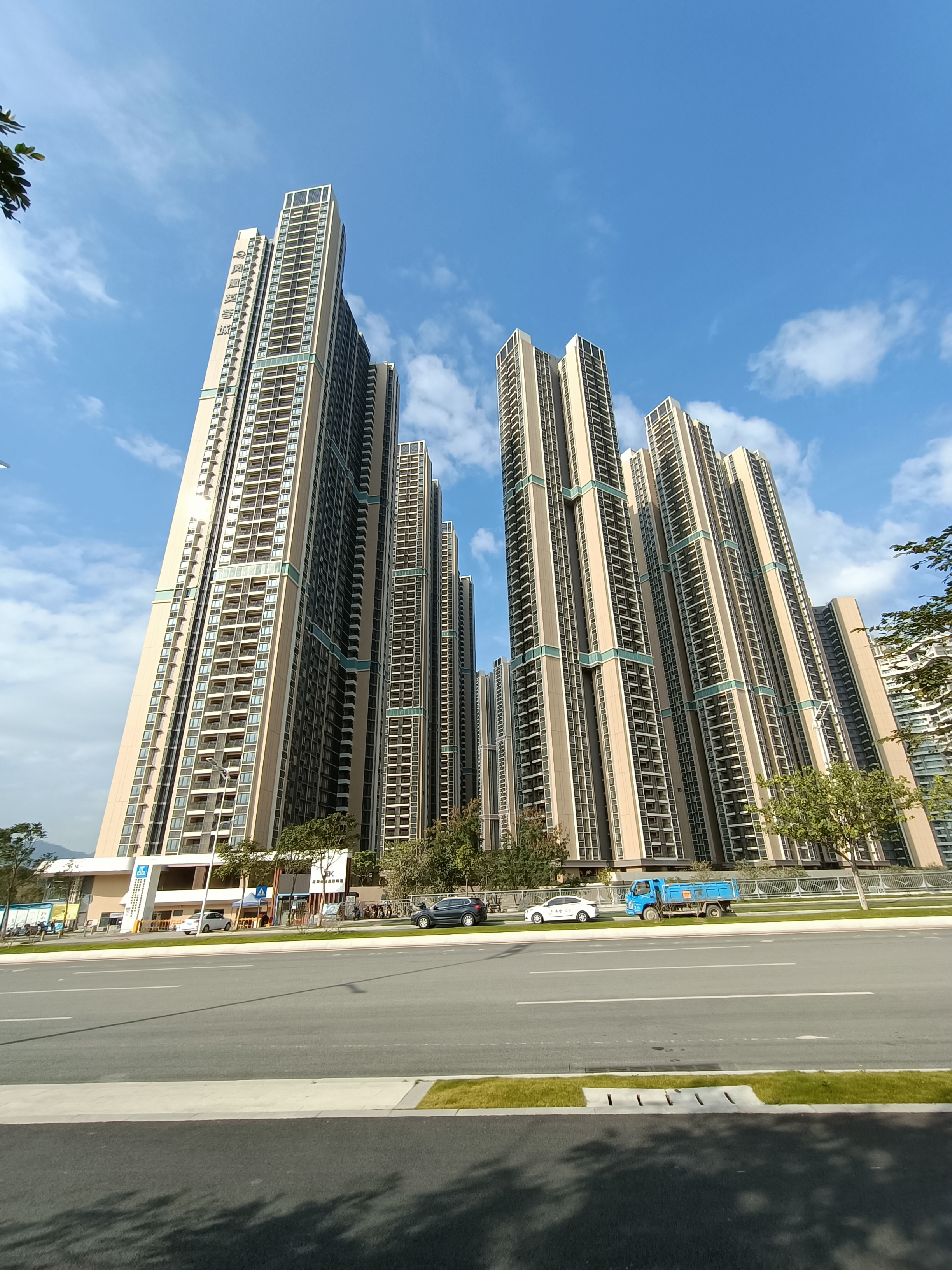  p data-id="tvezlwlalt0d">凤凰英荟城项目位于深圳市光明区凤凰街道