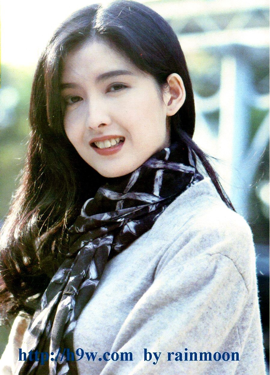 chow) /i>,1967年11月10日出生于香港,中国香港女歌手,演员,主持人