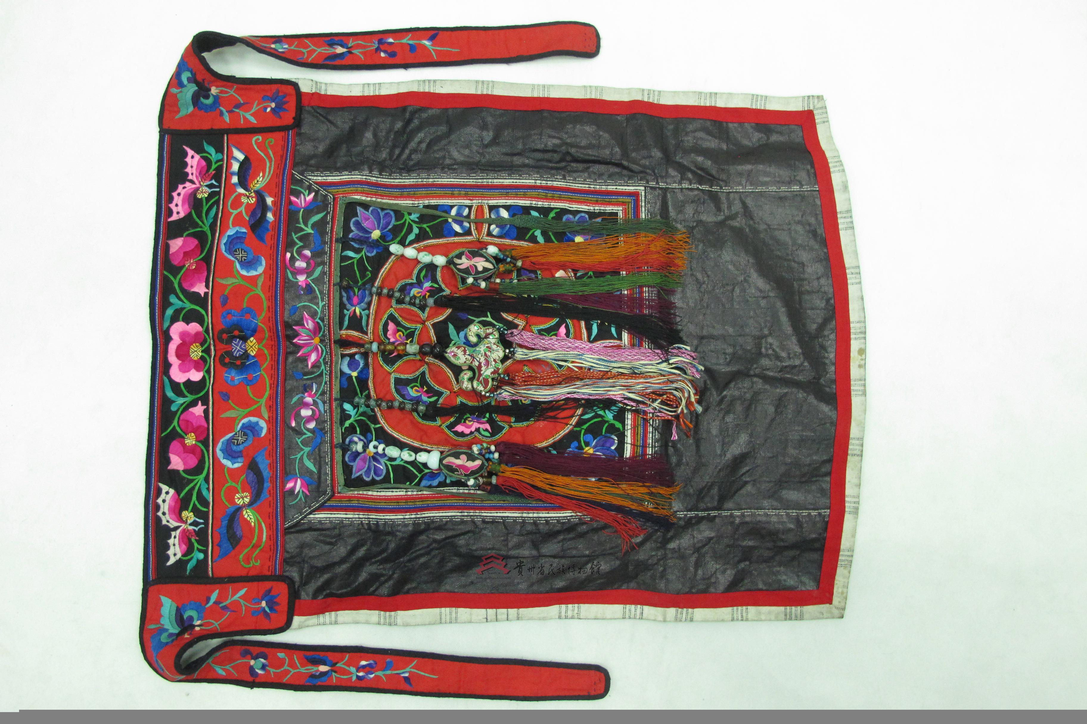 当代丹寨苗族亮布平绣蝶花纹香包背带