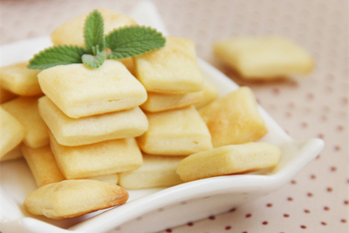  p>牛奶小方块饼干主料:低筋面粉145g 奶粉15g 鸡蛋15g 牛奶40g 黄油