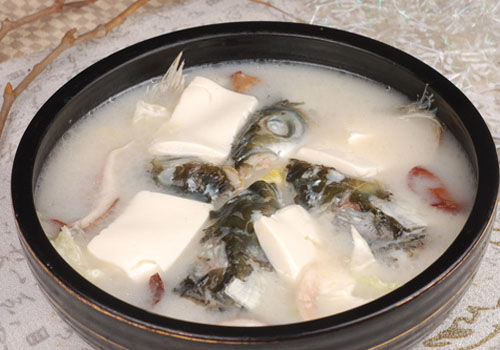  p>鱼头炖豆腐汤是一款汤品,制作原料主要有胖头鱼头,豆腐,香葱等.