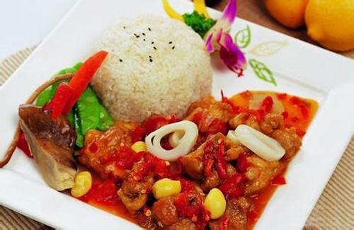  p>剁椒鸡肉是一道美食,原料主要有鸡肉,茭白,红辣椒,老姜等. /p>