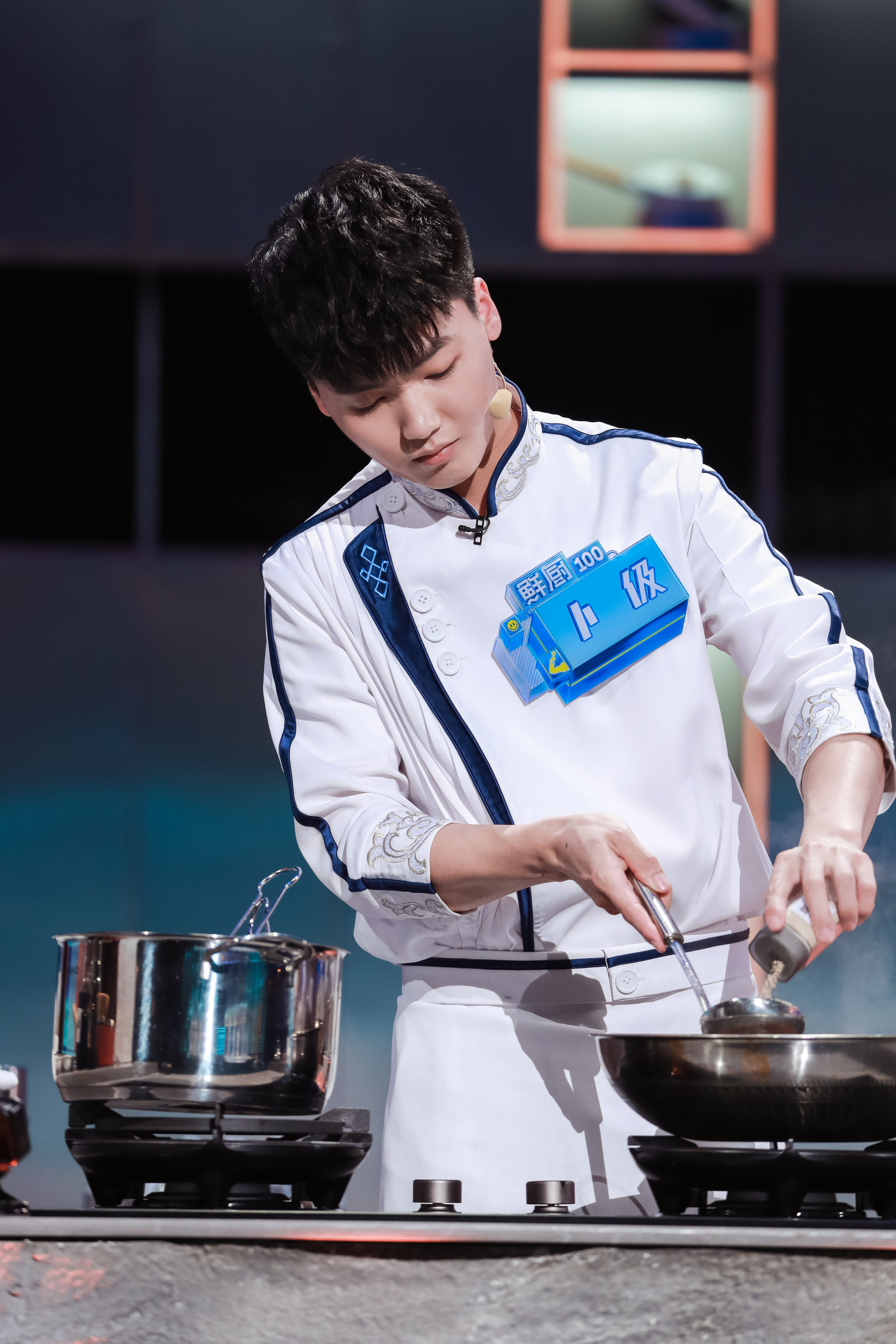  p>卜伋,男,参加湖南卫视大型美食真人秀《鲜厨100第二季》节目录制, 