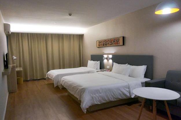 宾馆坐落在素有"东方不老岛,海山仙子国"美称的象山半岛的象山县天安