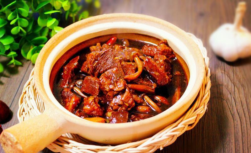  p>啤酒蘑菇炖牛肉是由啤酒,蘑菇,牛肉,白洋葱,橄榄油,酱油,盐,糖