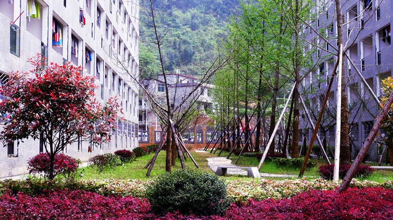 data-id="gnbaymhq33">贵州省江口中学创建于1942年,位于贵州省铜仁市