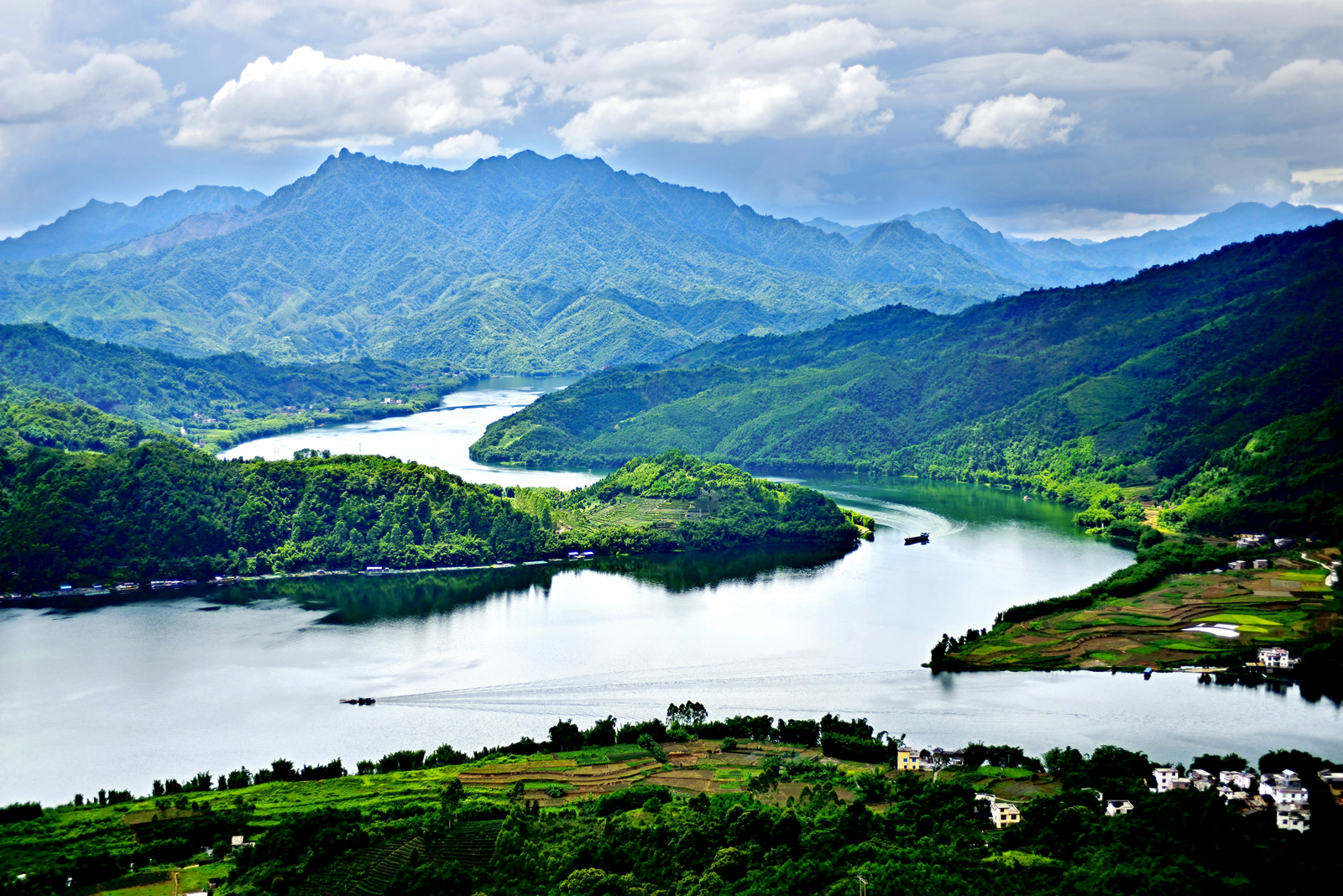  p>桂江生态旅游景区是国家4a级景区,景区位于贺州市昭平县,上起文竹