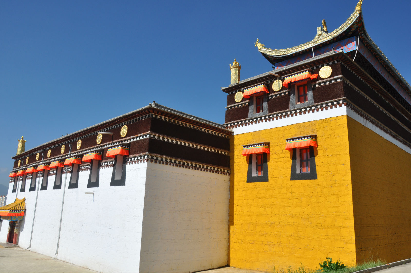  p>米拉日巴佛阁位于 a target="_blank" href="/item/甘肃/226159"