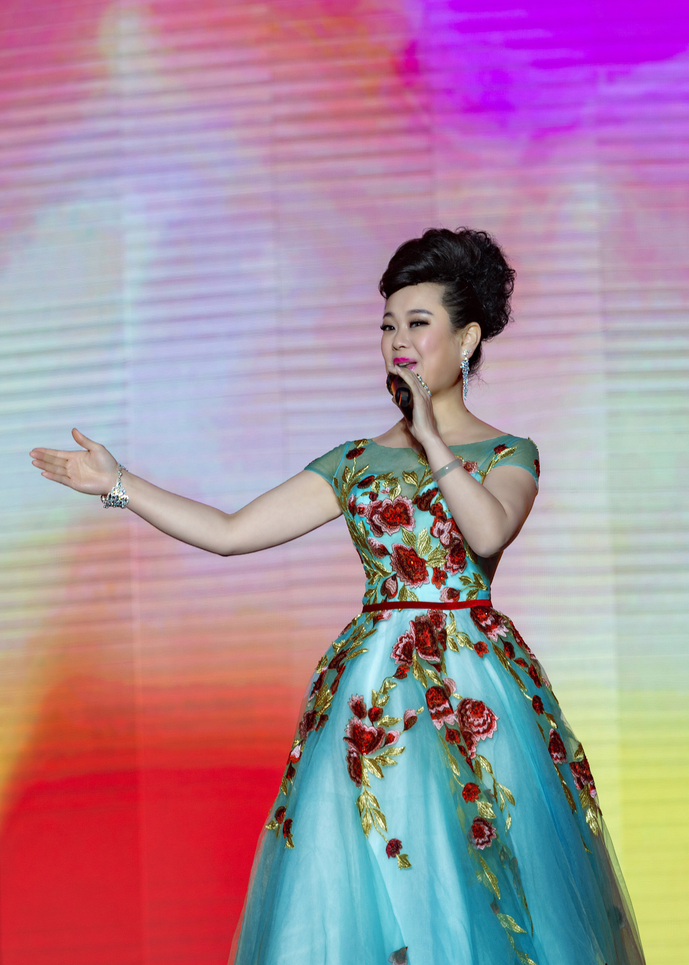  p data-id="gnbr8tbo91">许海霞,出生于山西民歌之乡河曲,中国内地