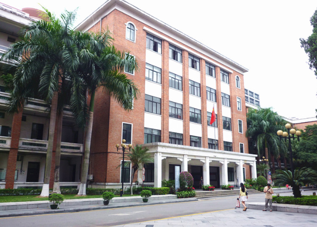  p>广州美术学院( i>the guangzhou academy of fine arts /i>),简称"