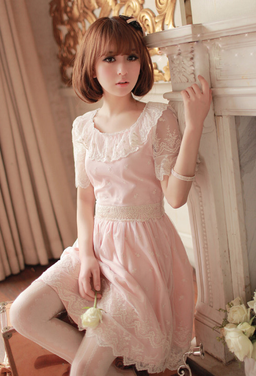  p>罗莉/萝莉/罗利/loli形容年纪很小,但是外表非常可爱的小女生.